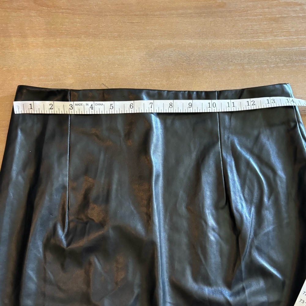 Faux Leather PU Split Hem Exposed Zipper Fitted Pencil Skirt in Black, Medium/6 - Picture 5 of 9